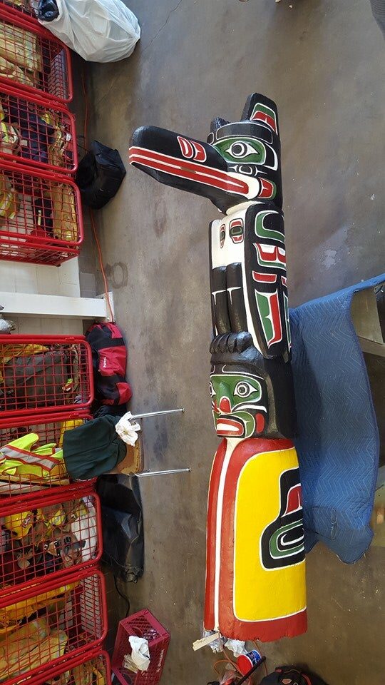 The same pole fully restored in black, red, green and yellow